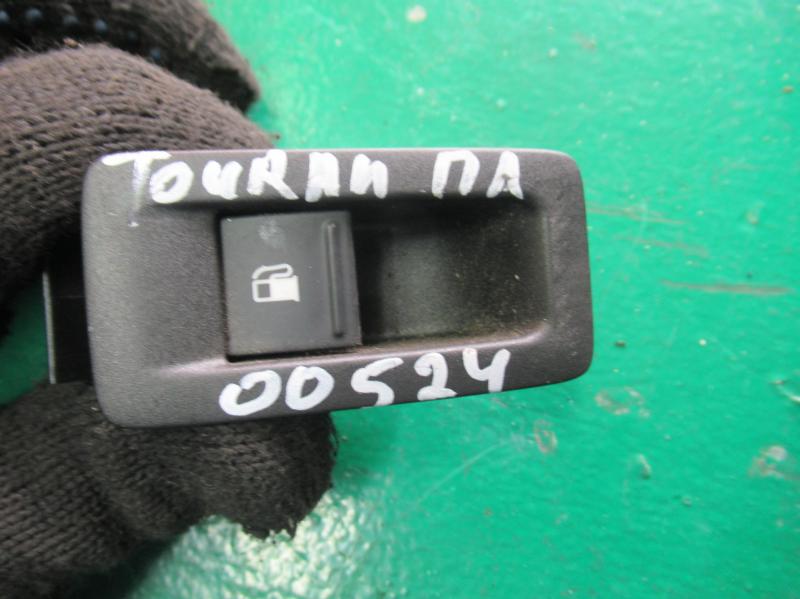 Кнопка открытия лючка топливного бака